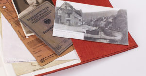 Ein Stecktasche im Buchdeckel nimmt zum Beispiel Postkarten oder andere Erinnerungstücke auf